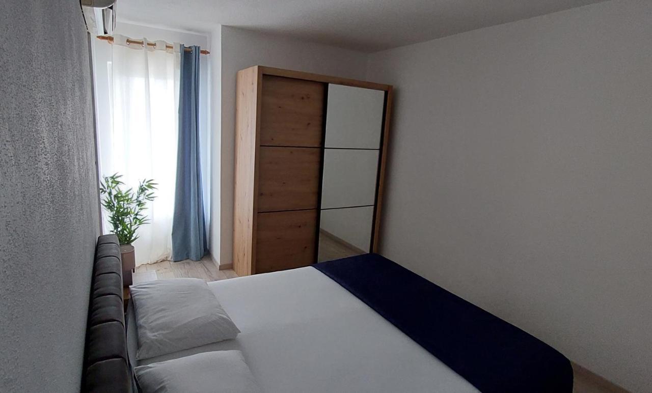 Apartments Dana Omis Exterior photo
