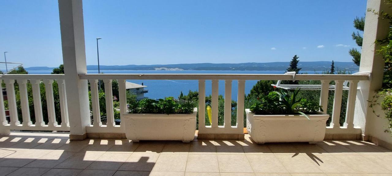 Apartments Dana Omis Exterior photo